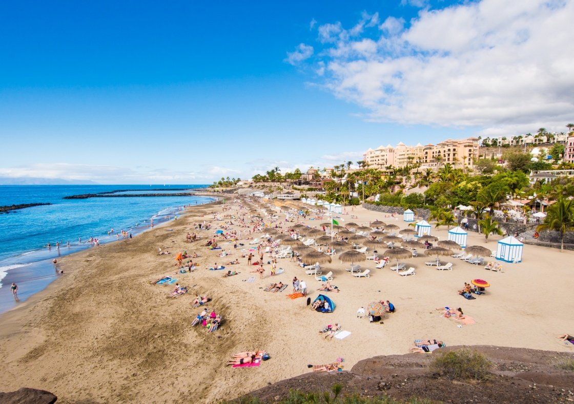 Sun loungers, parasols and beach huts on Playa del Duque